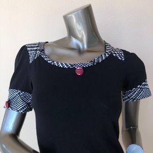 Adorable black and white top with red buttons 💋